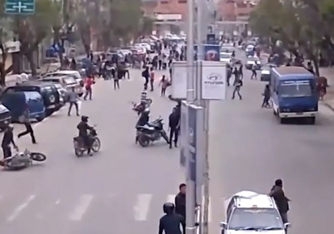 ПРВО ВИДЕО ОД СТРАШНИОТ ЗЕМЈОТРЕС ВО ПЕРУ: Се тресе, луѓето панично трчаат по улица (ВИДЕО)