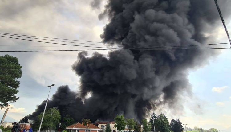Пожар во Тетово, учениците се пуштени од училиштата, настава нема да има ниту утре