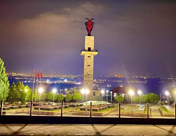 Пендаровски: Споменикот на УЧК е дивоградба