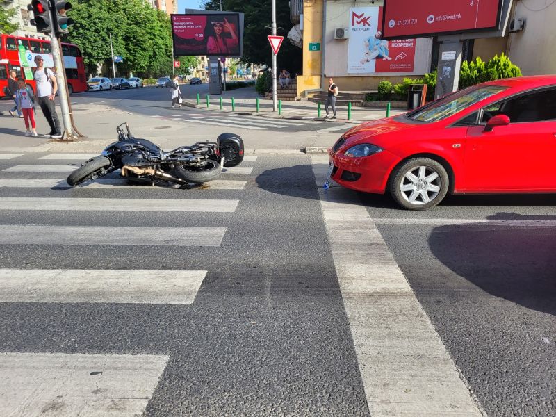 ФОТО: Нова несреќа утрово во Скопје, повторно автомобил и мотор