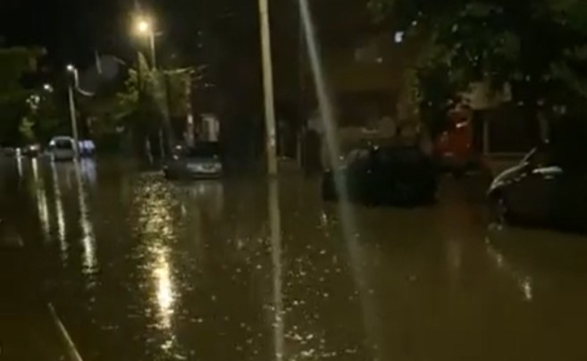 ВИДЕО: Невреме во Струмица, во селото на Заев Муртино удри гром во куќа