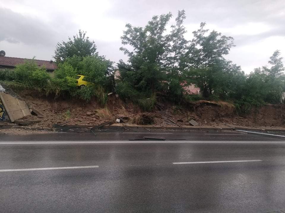 ВИДЕО: Потпорен ѕид се урна во Пинтија – опасност по куќите на терен и полиција…