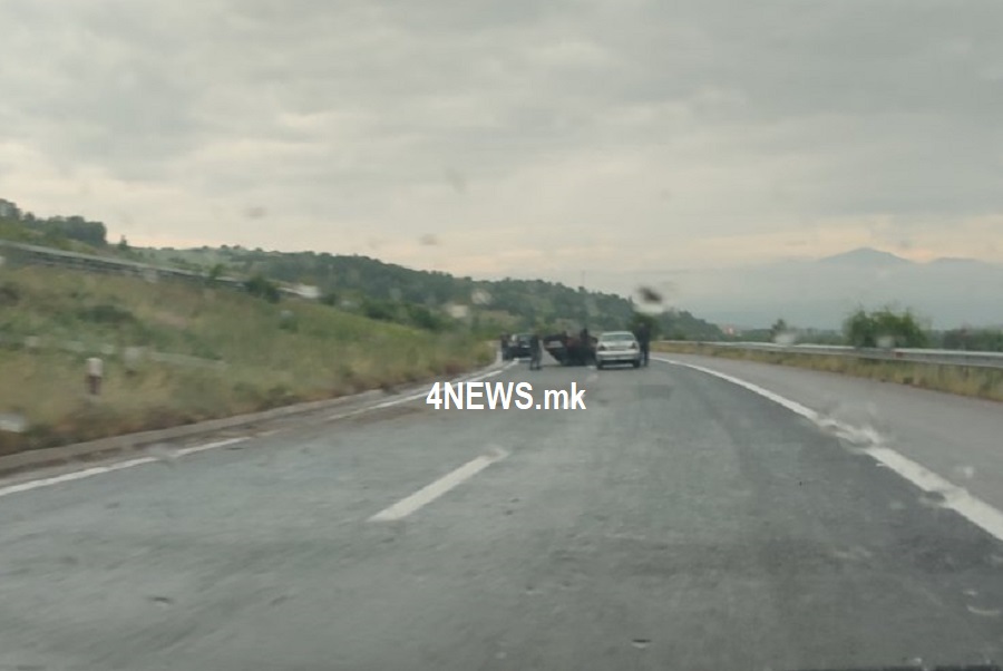 ФОТО: На автопатот Куманово-Скопје возило превртено на кров, внимателно возете
