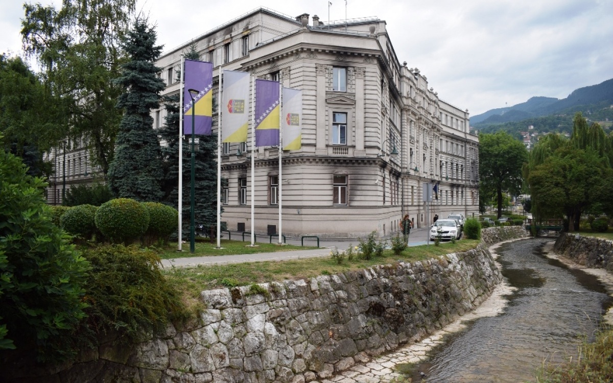Во зградата на Владата на кантонот Сараево и на Општинскиот суд беа пријавени бомби