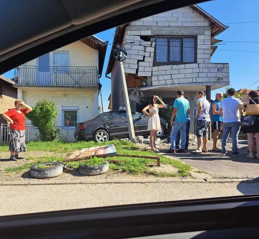 ФОТО: Трка со автомобили, па еден заврши и во куќа – уапсен е возачот!