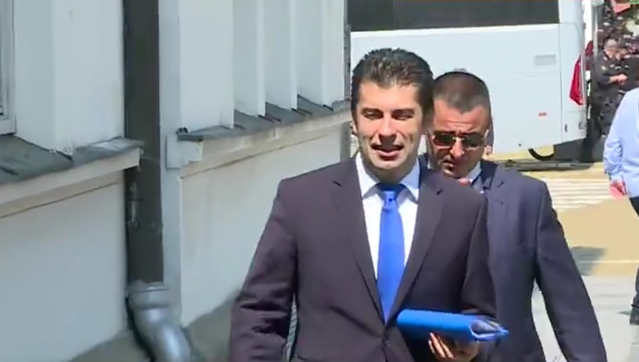 ВИДЕО: Кирил Петков влезе во Собрание, започна акцијата за доверба на Владата