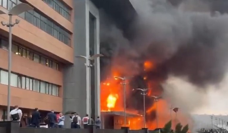 Изби голем пожар во зграда во Москва – пожарникарите и спасувачките служби на терен