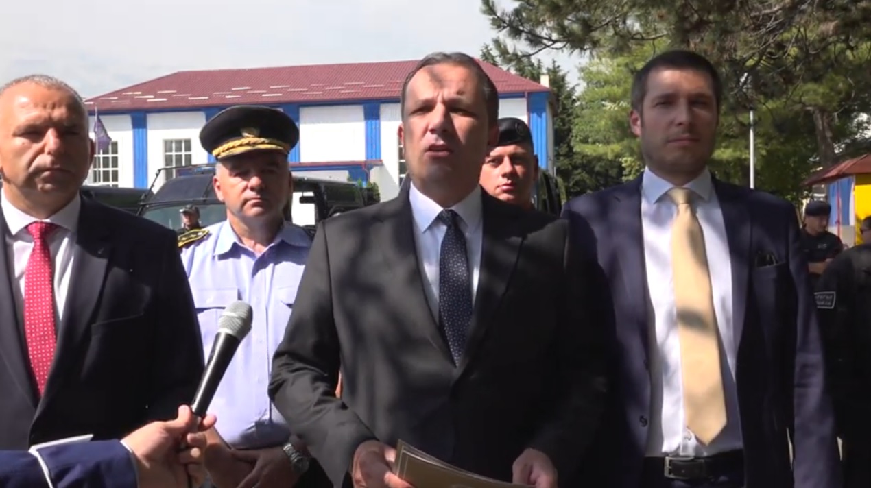 И на Оливер Спасовски не му требаат медиуми, почна сам да се снима, а до медиумите МВР да праќа готови текстови!