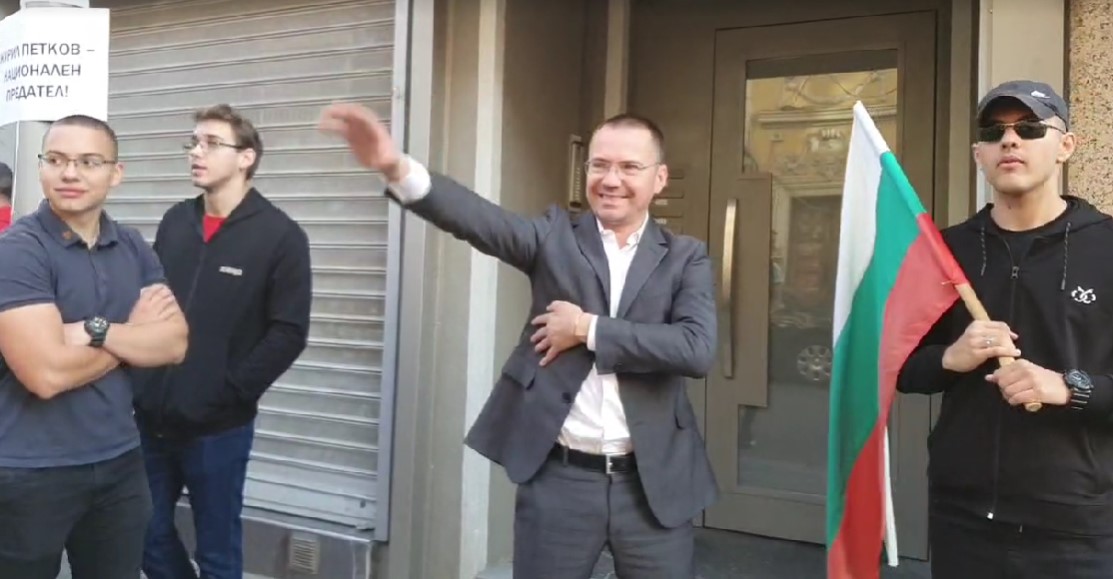 ВИДЕО: Приврзаници на ВМРО го блокираа домот на Кирил Петков – не го пуштаат да оди на работа
