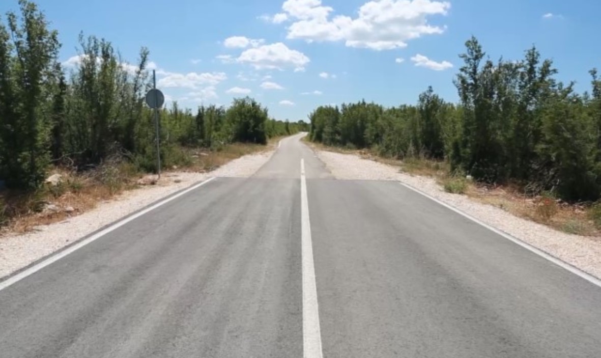 На интернет се прошири фотографија од пат во Хрватска – погледнете зошто