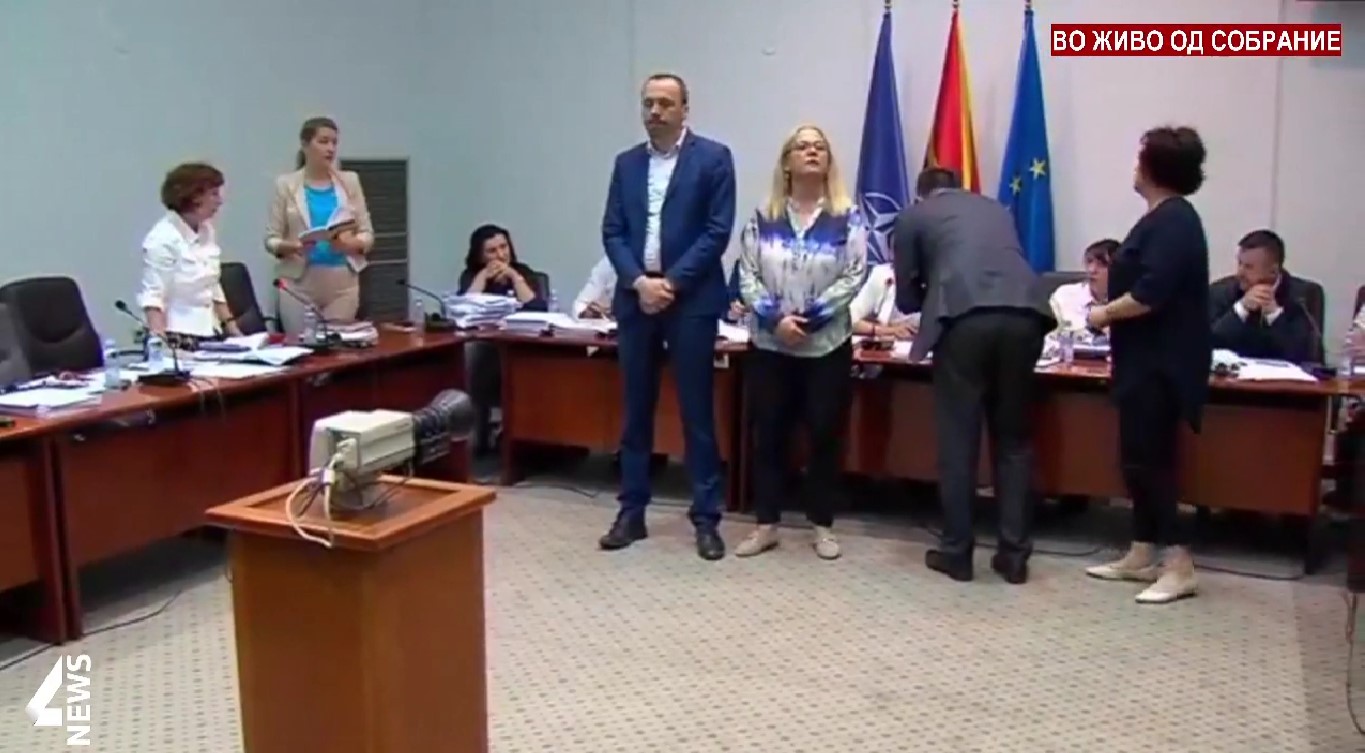 ВО ЖИВО: Повторно хаос во Собранието – седницата прекината