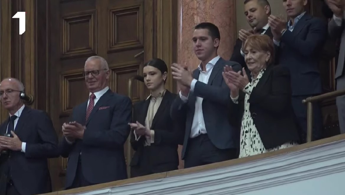 Децата на Александар Вучиќ првпат во јавност по смртта на нивната мајка: Ќерката Милица го смени изгледот