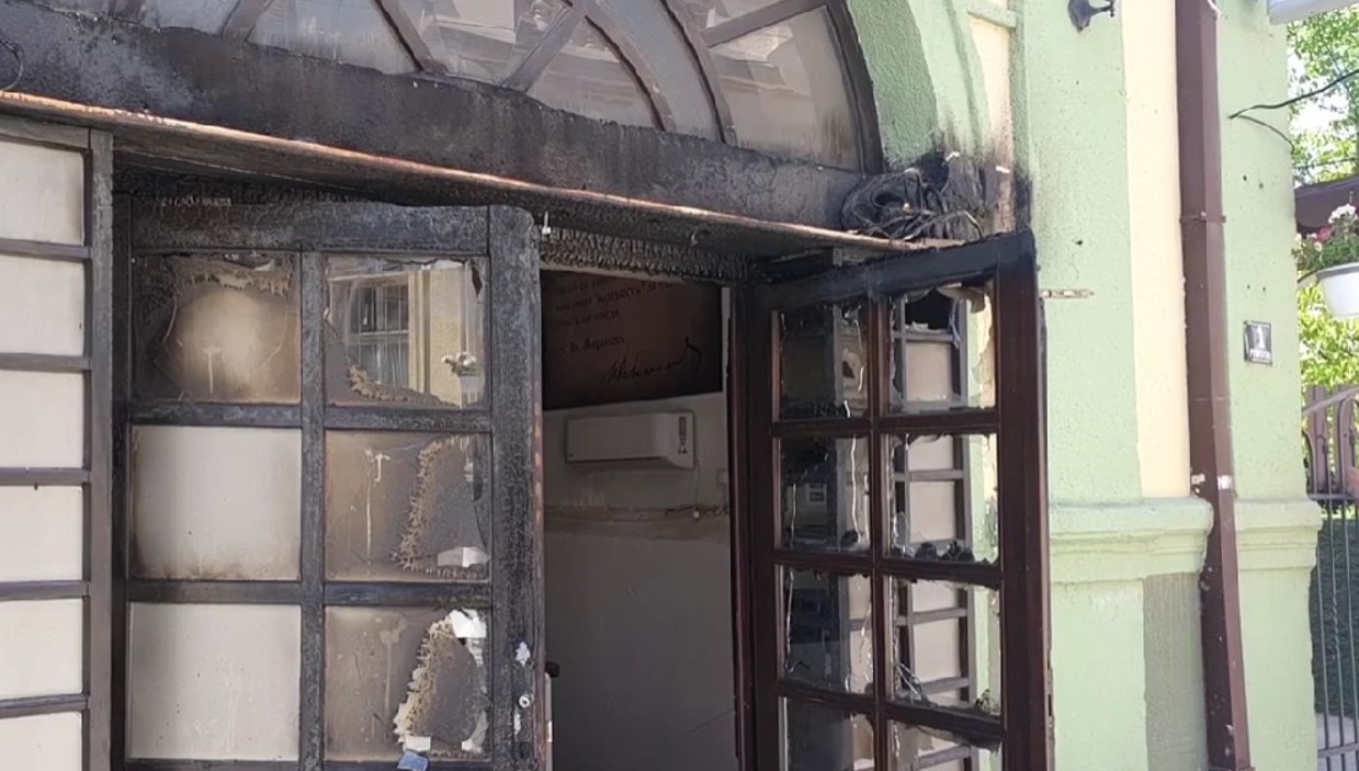 Пироманот и сам се потпали во Битола, но дали ќе побара лекарска помош? Полицијата трага!