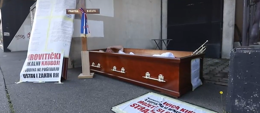 ФОТО: Со денови протестира пред министерство, легнат во ковчег