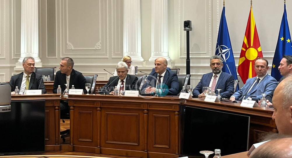 ФОТО: Започна средбата на Ковачевски со владината коалиција