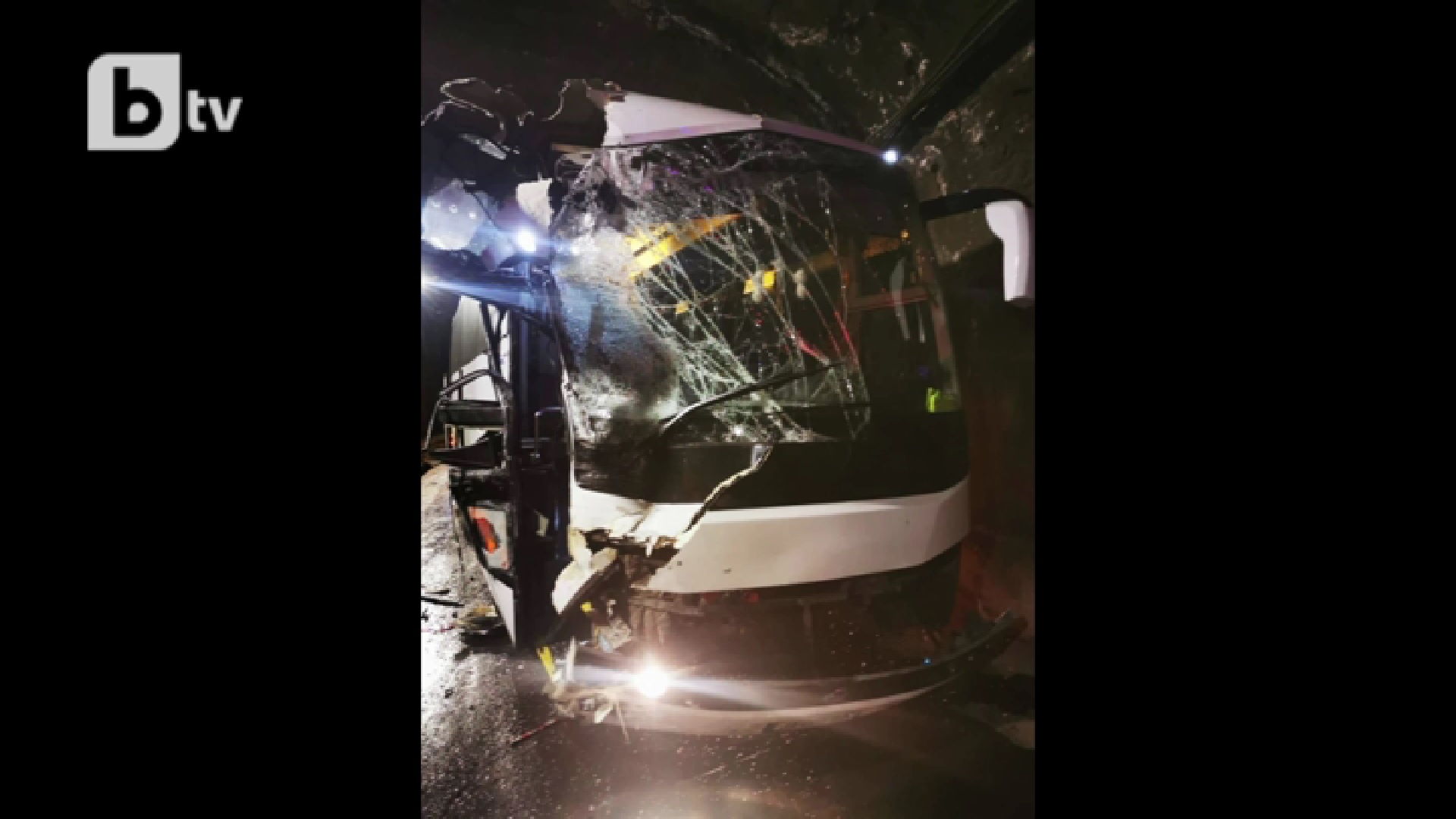 ФОТО+ВИДЕО: Бугарските фудбалери имаа тешка сообраќајна несреќа, од авотбусот не остана ништо!