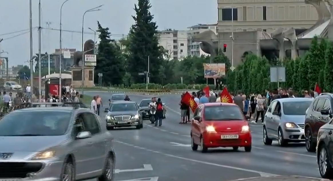 ФОТО: Протест пред македонската Влада поради францускиот предлог