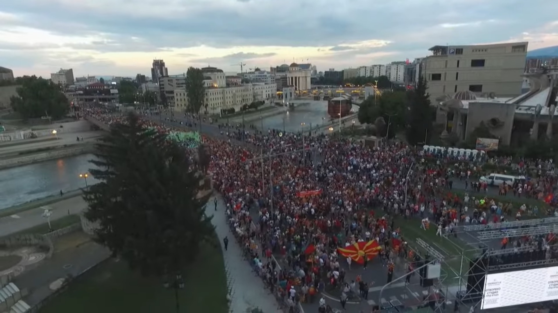 ВО ЖИВО: Започна протестот на ВМРО-ДПМНЕ: „Гледајте колку народ, оваа Влада ќе падне“, рече портпаролот Арсовски