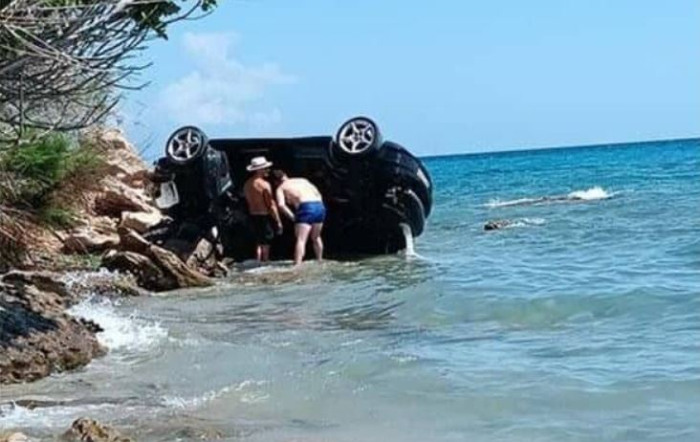 Автомобил со скопски таблички падна во море кај Неа Каликратија