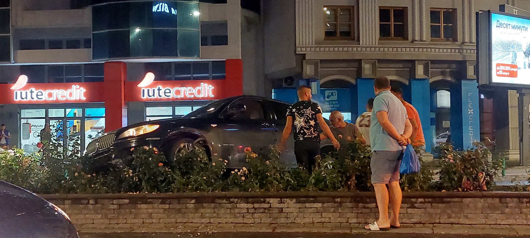 ФОТО: БМВ се качи на жардињера кај Соборен храм поради несоодветна брзина