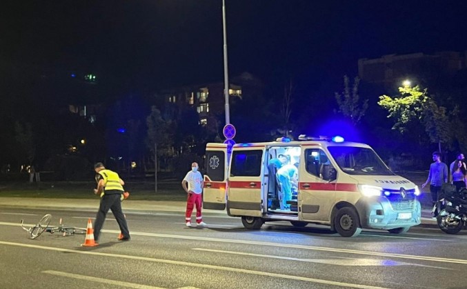 СТРАШНА СООБРАЌАЈКА ВЕЧЕРВА ВО СКОПЈЕ: Автомобил „БМВ“ прегази млада велосипедистка