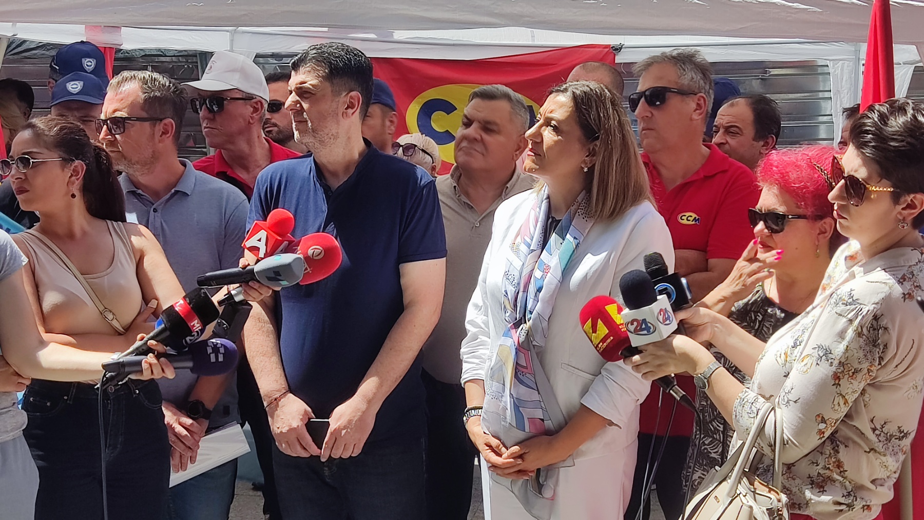 ССМ излезе на протест пред МТСП, министерката ги повика на средба