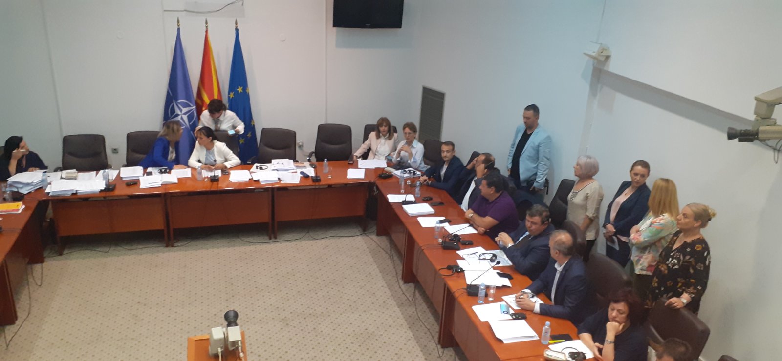 Нема услови за седница – ВМРО-ДПМНЕ ги зазеде сите столчиња, пратениците од власта мора да стојат