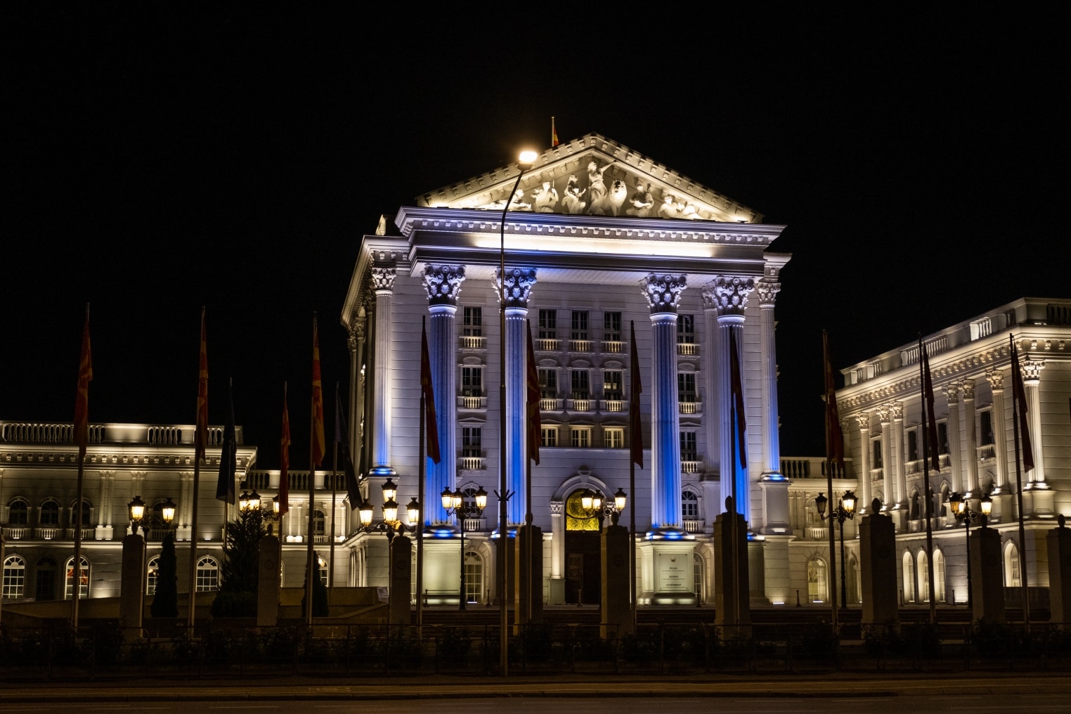 Вечерва зградата на Владата свети во сина бојa