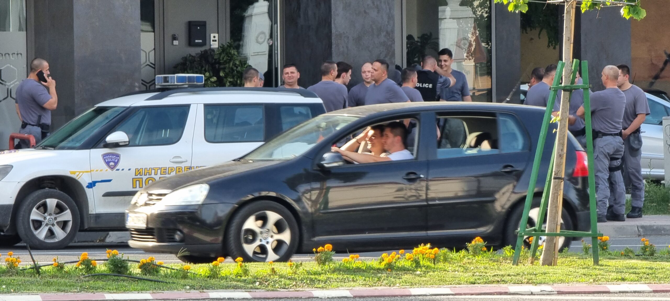 Врие од полиција пред Влада – најави за протести и вечерва