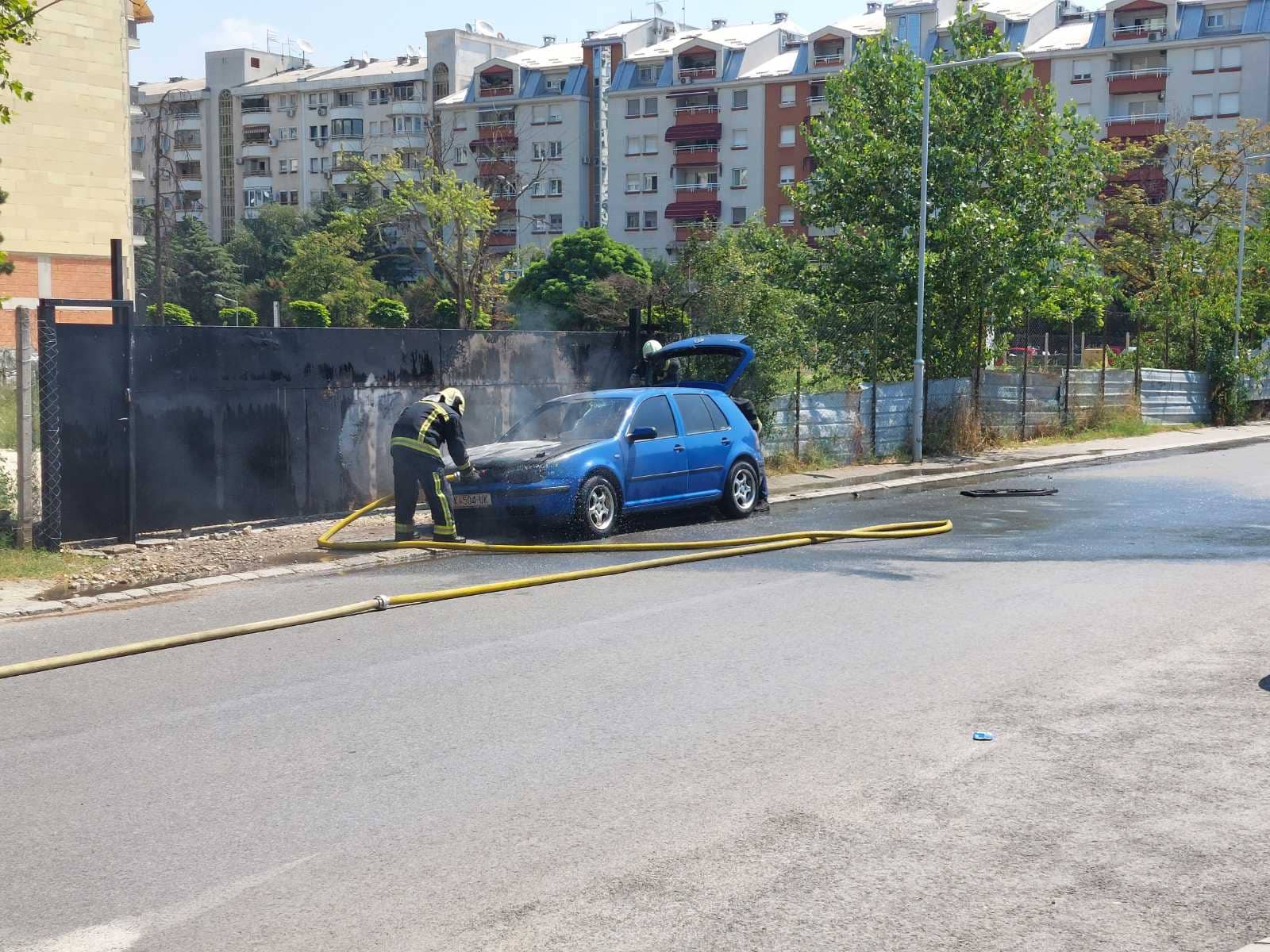 ФОТО: Се запали автомобил кај Алумина, пожарната интервенираше навремено