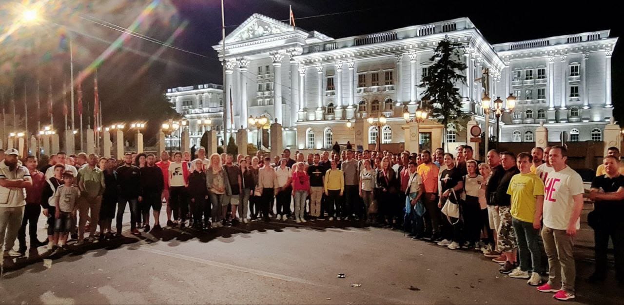 ФОТО: На полноќ, Мицкоски објави фотографија од пред Влада