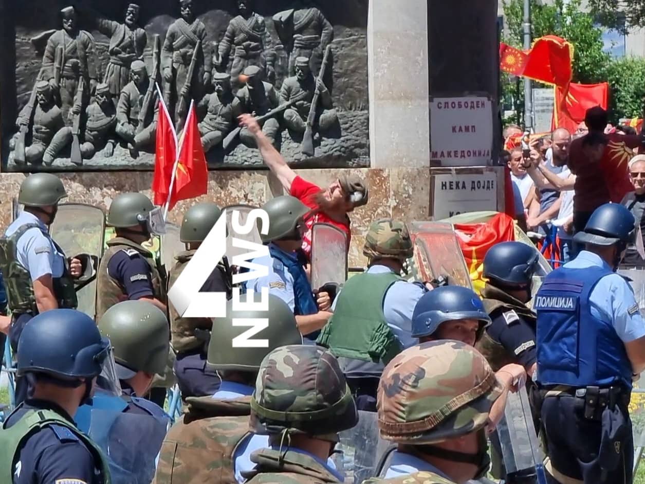 Четири лица приведени по денешните демонстрации пред зградата на Собранието