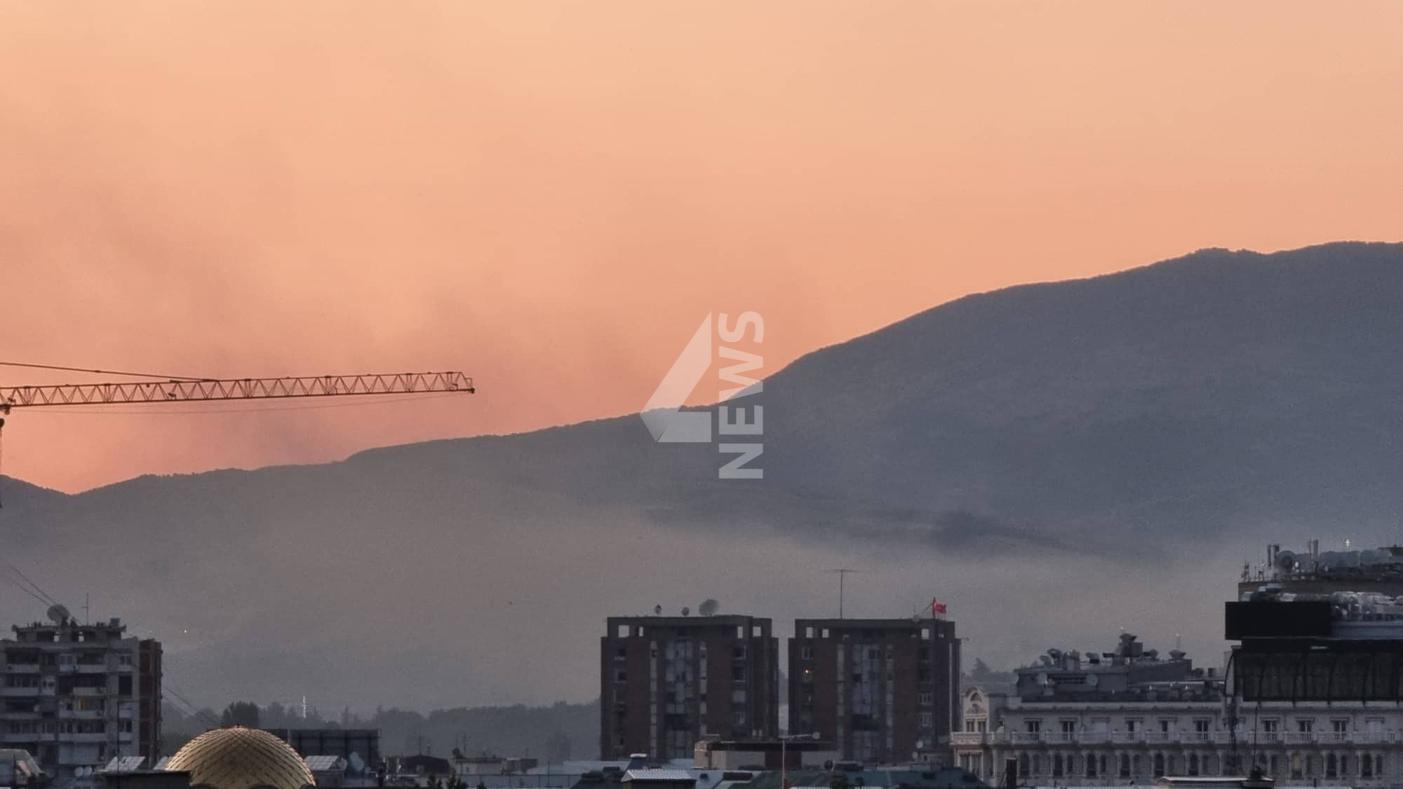 ВИДЕО: Гори депонија кај Визбегово, чад и лош мирис се шири низ Скопје