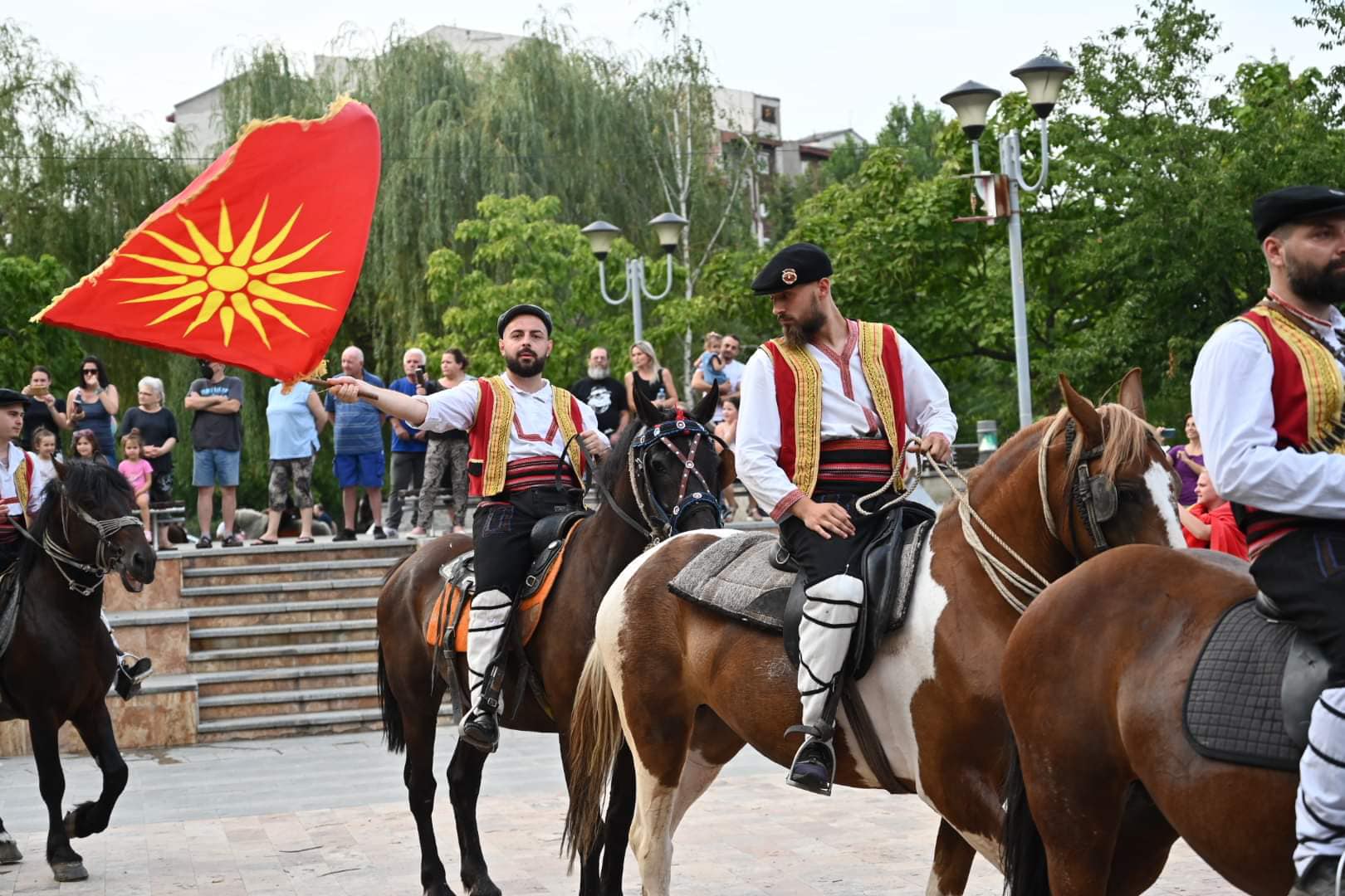 Аеродром ги испрати Илинденските коњаници – меѓу нив и една девојка