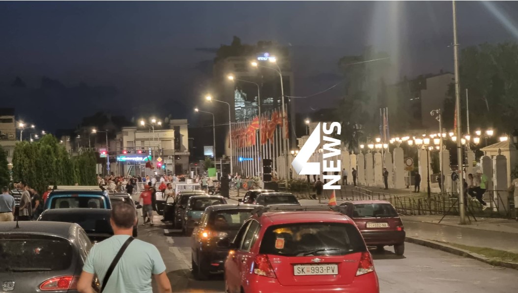 ФОТО+ВИДЕО: Автомобили се паркираа пред Влада, ќе се кампува против францускиот предлог