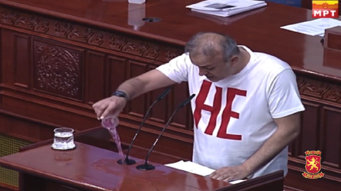ВИДЕО: Пратеник истури црвена боја на говорницата – „симбол на крвта на партизаните и младите од Ваташа убиени од Бугарите“