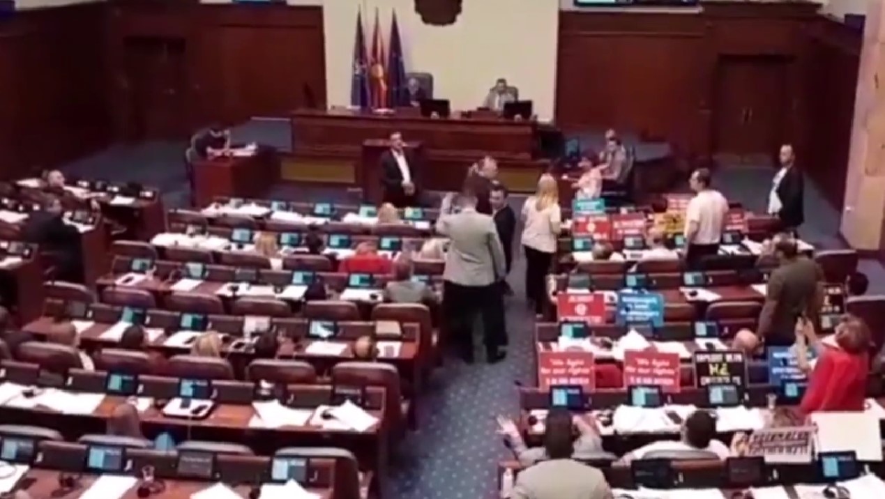 ВИДЕО: Инцидент во Собрание – пресметка меѓу Костовски и Апасиев
