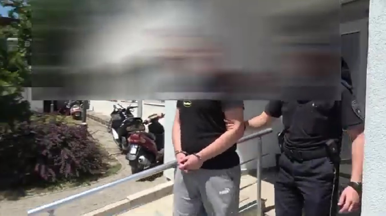 ВИДЕО: Приведени двајца насилници што на протестот на 5 јули физички нападнаа полициски службеници