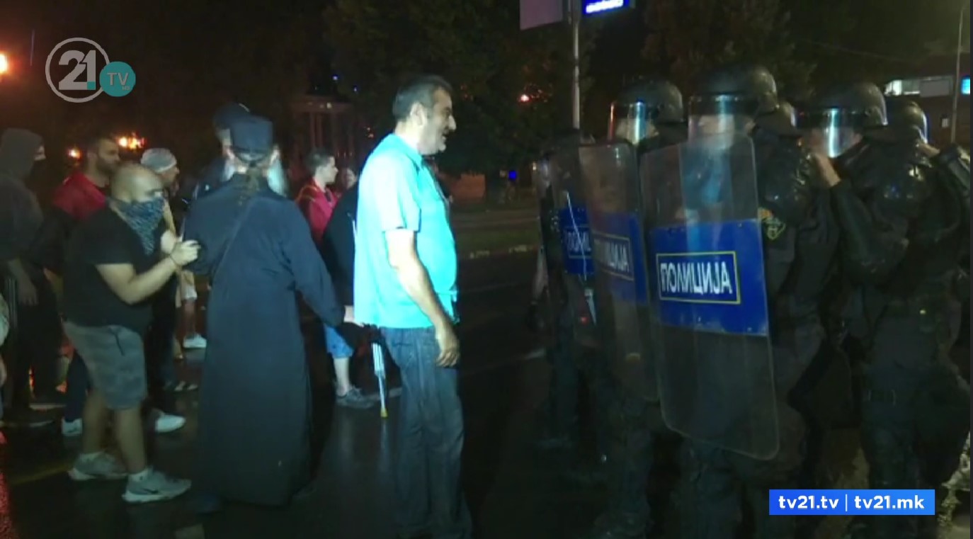 ЕСКАЛИРАА ПРОТЕСТИТЕ: Повредени полицајци – се приведуваат демонстранти