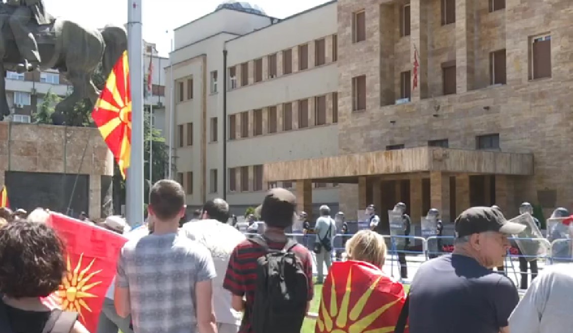 Полицијата приведе две лица на денешните протести пред Собранието