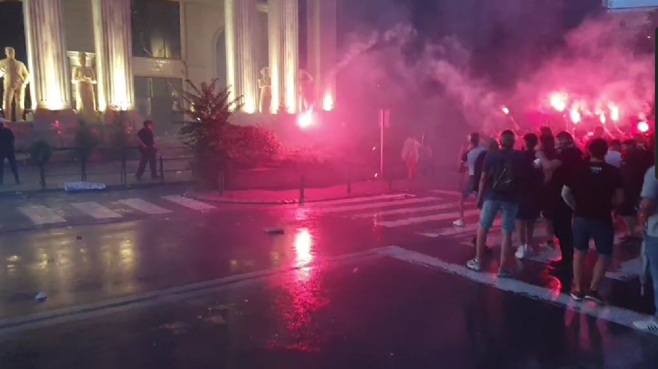 ВИДЕО: Инциденти пред МНР – се фрлаат петарди и тоалетна хартија