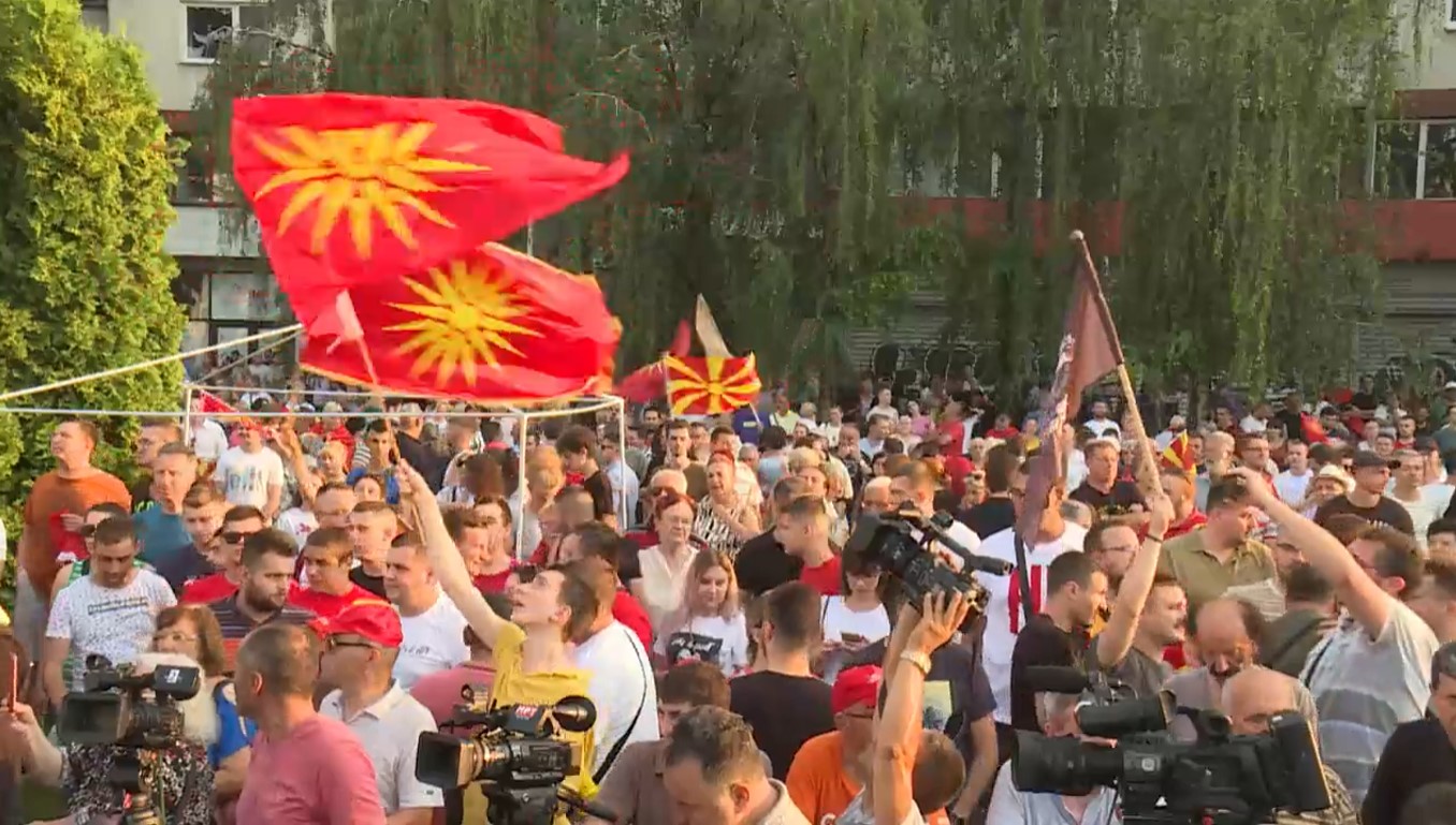 ВО ЖИВО: Продолжуваат протестите пред Влада