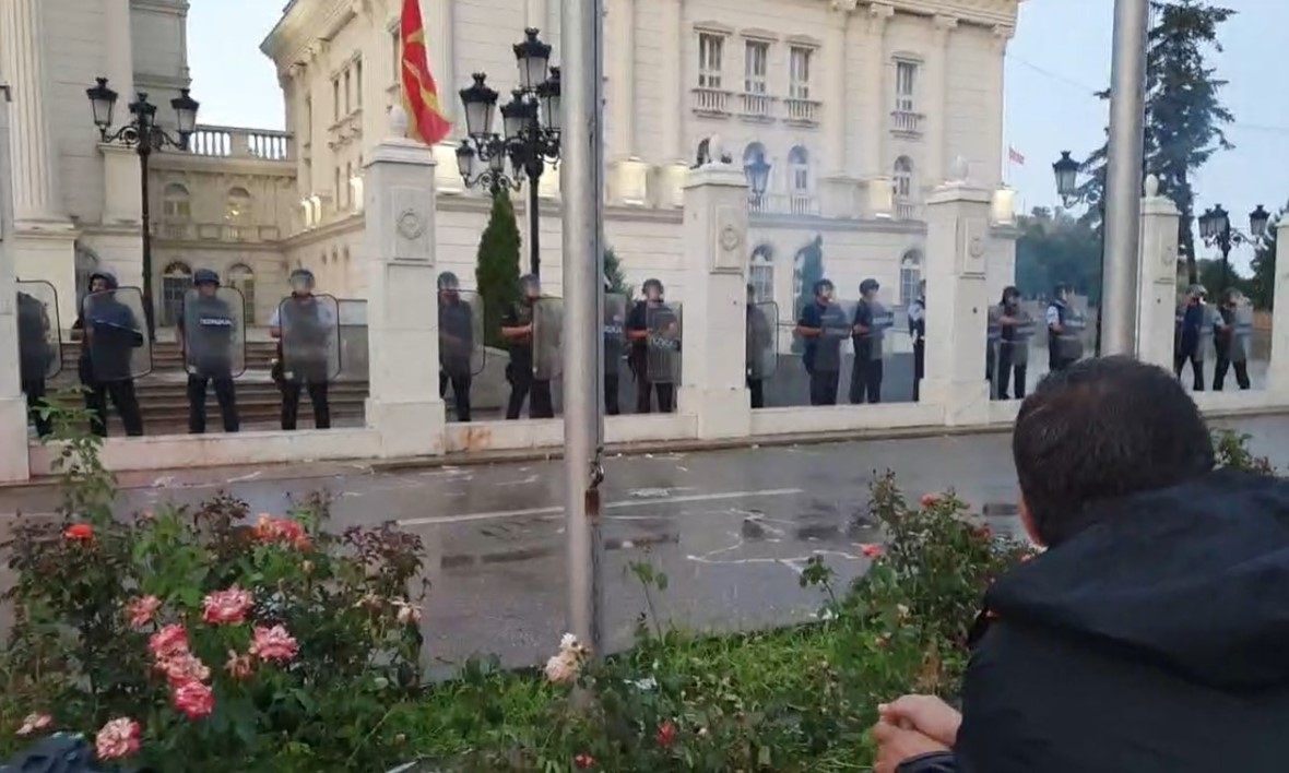 ВИДЕО: Демонстрантите фрлија петарди кон полицијата