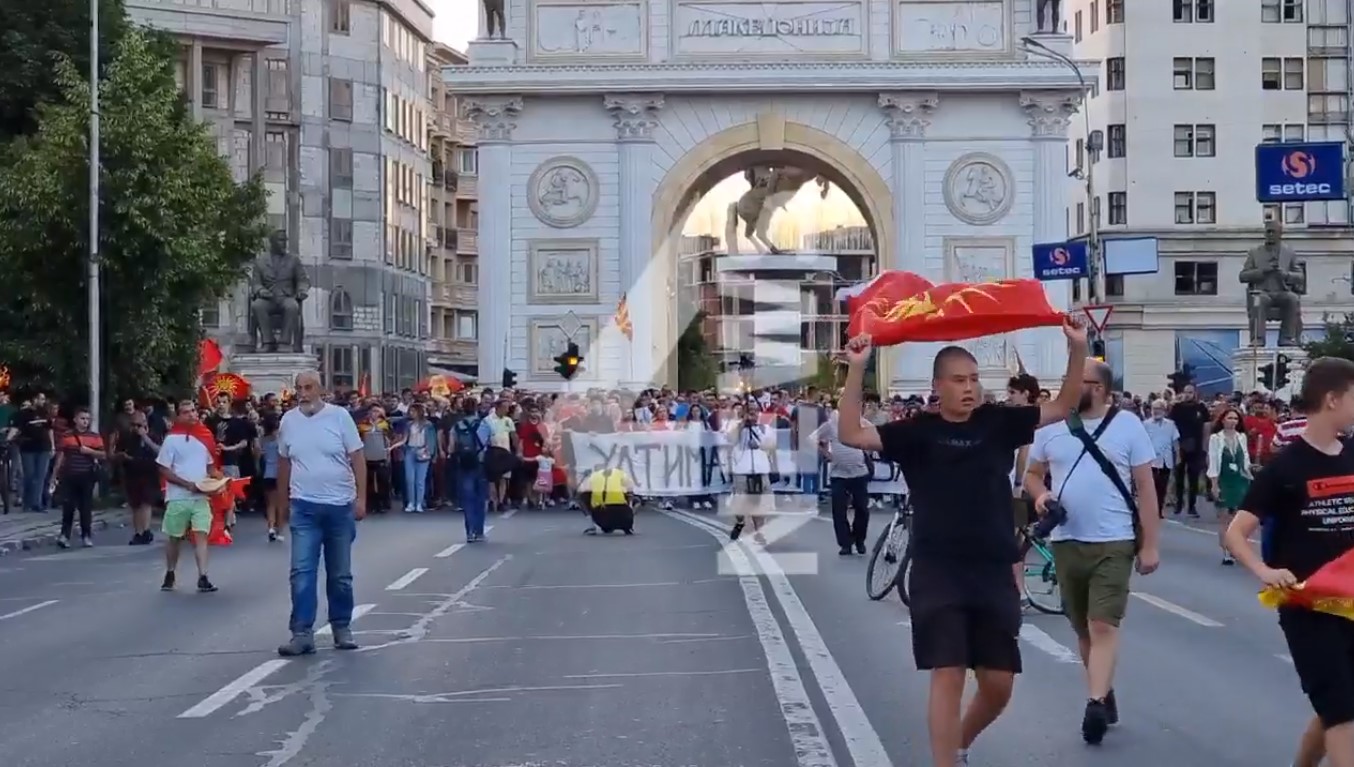 ВИДЕО: Осми ден протести против францускиот предлог
