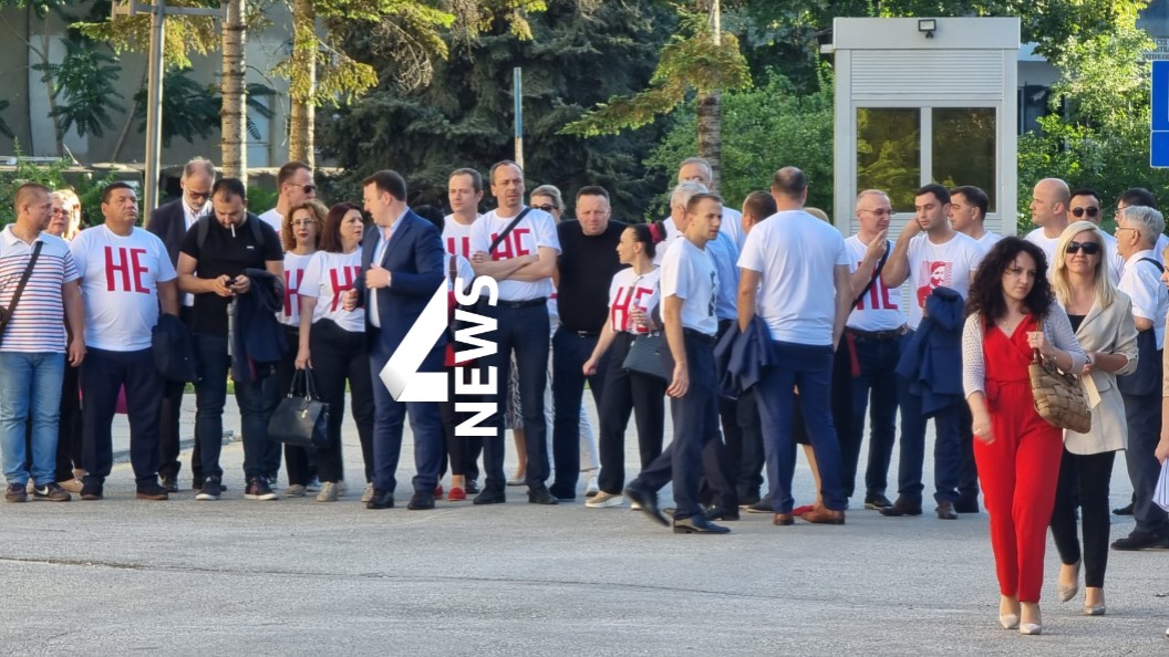 ВИДЕО: Седницата заврши, пратениците се приклучија на демонстрантитe