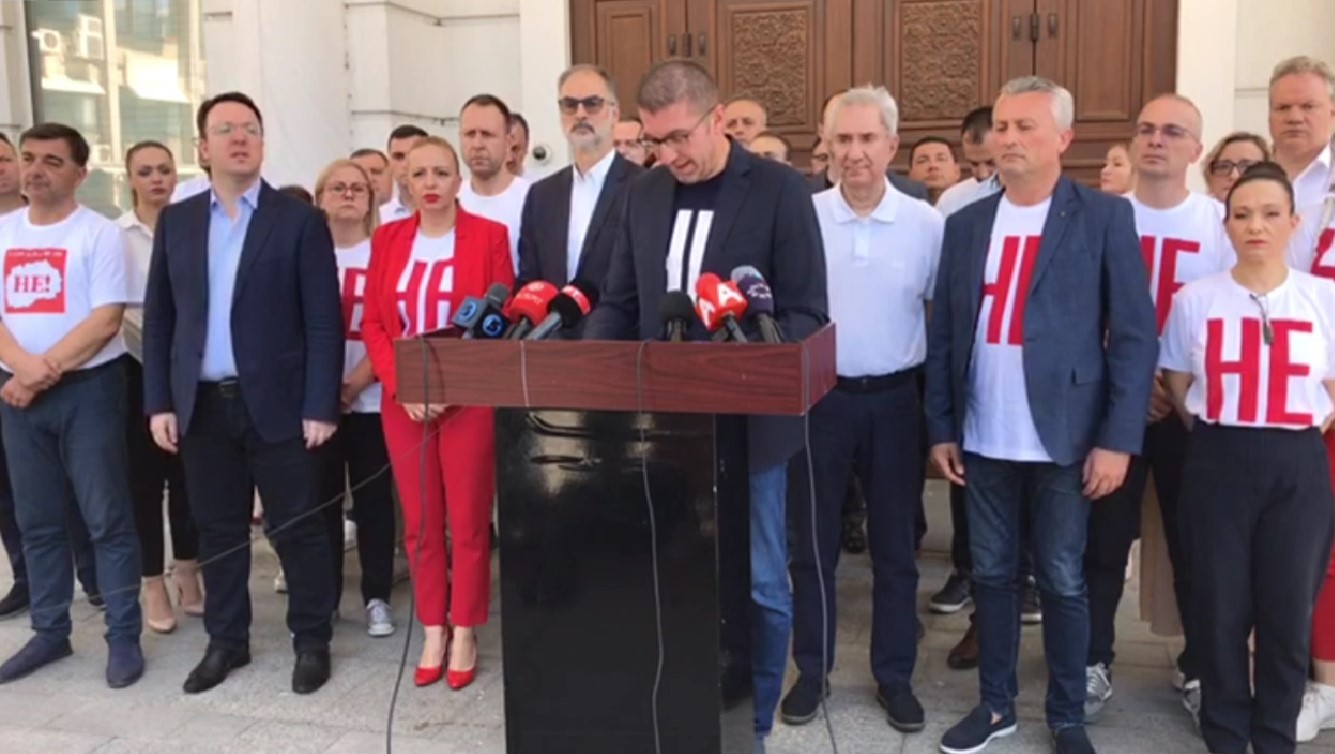 Пратениците од ВМРО-ДПМНЕ заверија на нотар изјави дека нема да прифатат промена на Уставот