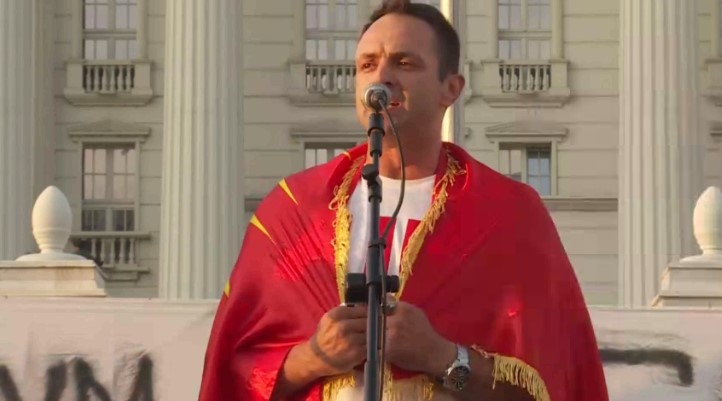 ВО ЖИВО: Ламбе Алабаковски ја испеа химната пред Влада