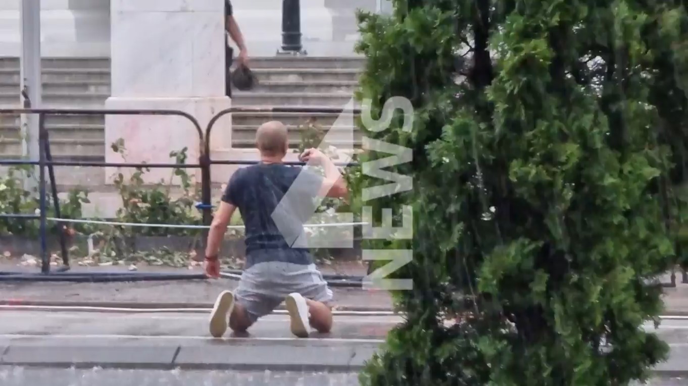 ВИДЕО: Граѓанин на колена се помоли пред Владата