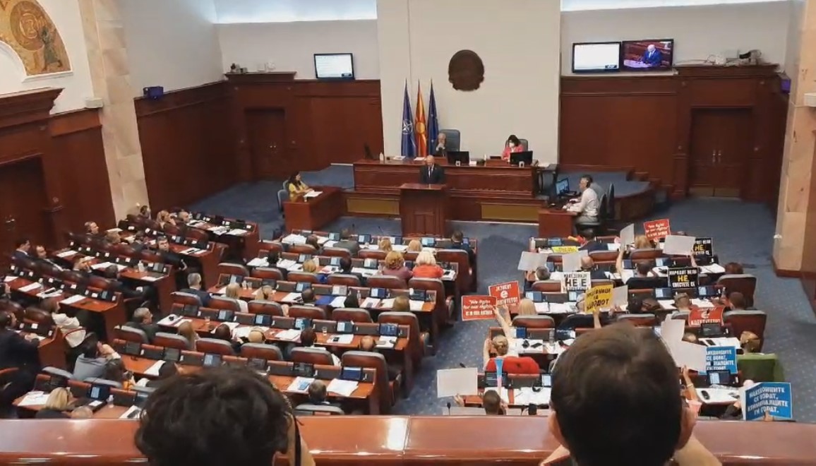 42 пратеници се пријавиле за збор на собраниската седница за француски предлог