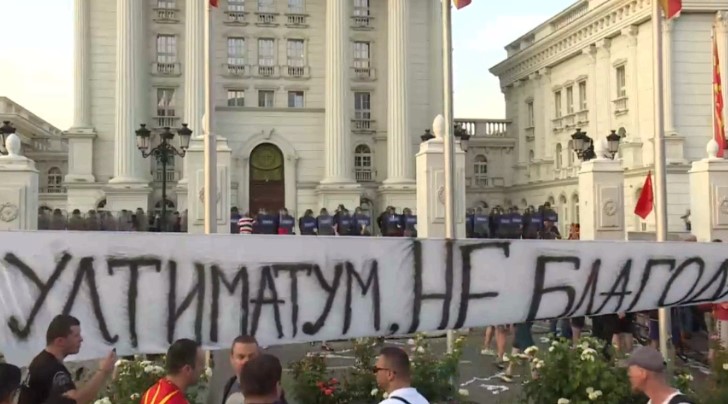ВО ЖИВО: Демонстрантите фрлаат јајца кон Владата